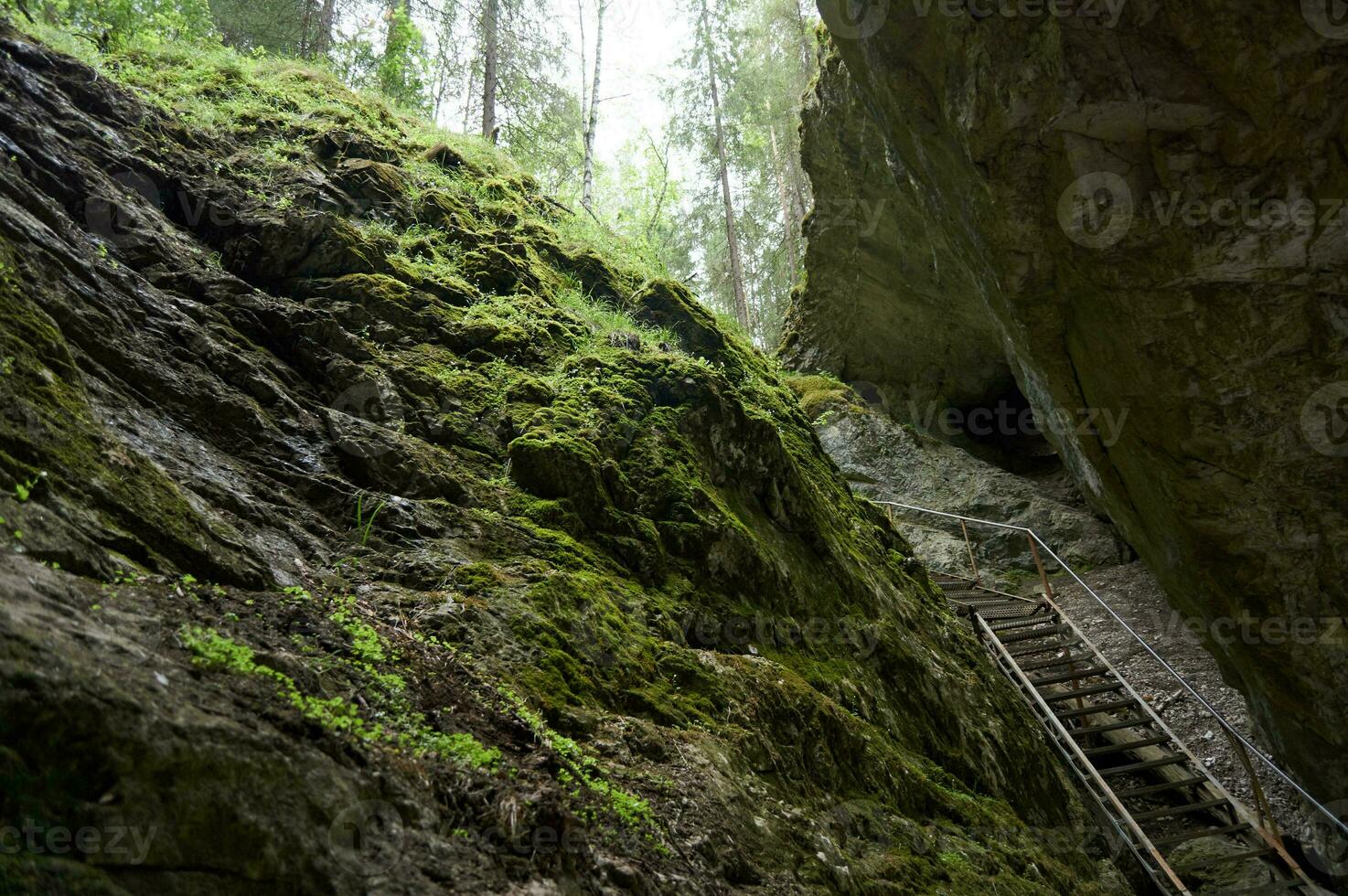 inoxidável aço escada para a caverna, veado ruchy natureza parque dentro a sverdlovsk região, karstovy ponte Rocha. foto