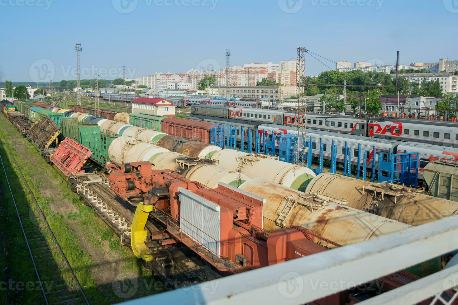 trem carros em trilhos às a estação e frete carros, topo Visão foto