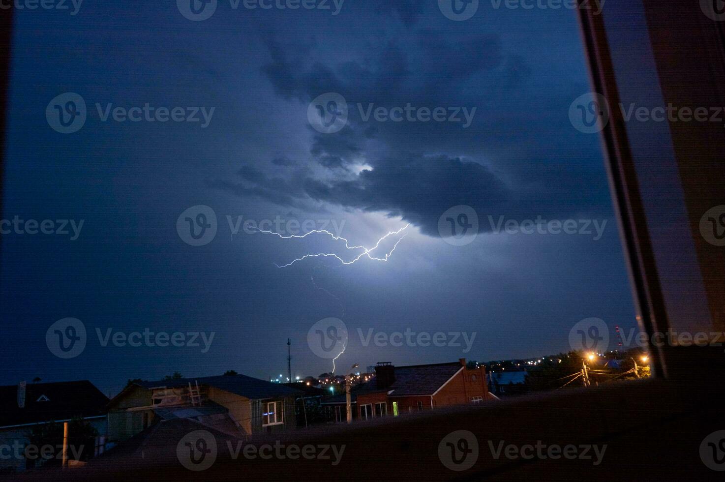 poderoso relâmpago durante trovoada, brilhante relâmpago dentro a céu durante uma trovoada foto