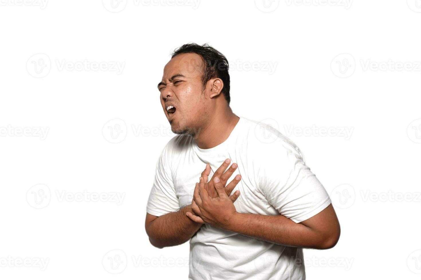 foto do homem Ásia vestindo branco t camisa doente, peito dor Porque coração ataque ou quebrado coração sofre dor isolado em branco fundo