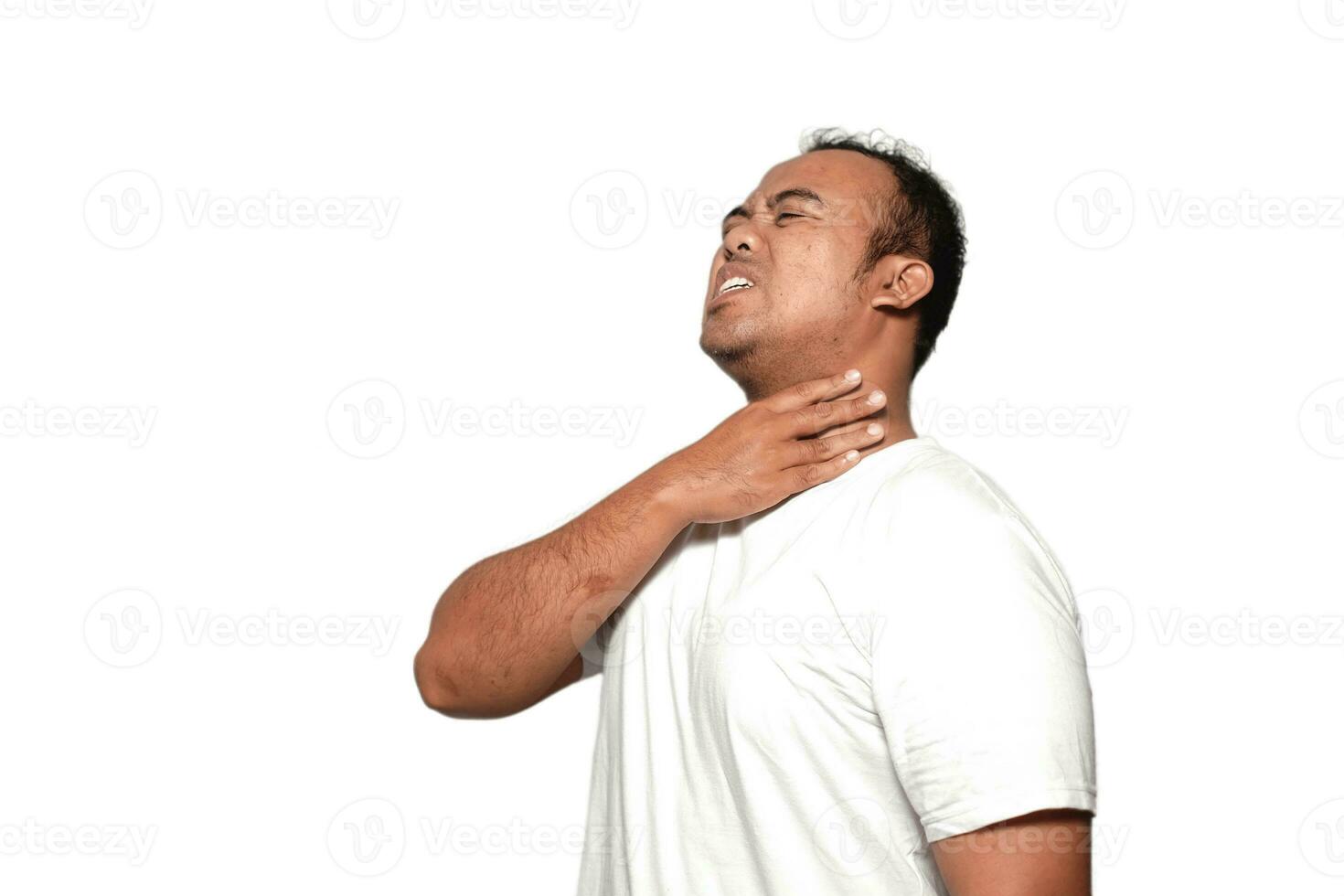 ásia homem vestindo branco t camisa, isolado branco fundo, dolorido garganta, gritando sufocar Porque doloroso estrangular. saúde problema. asfixiar e suicídio conceito. foto