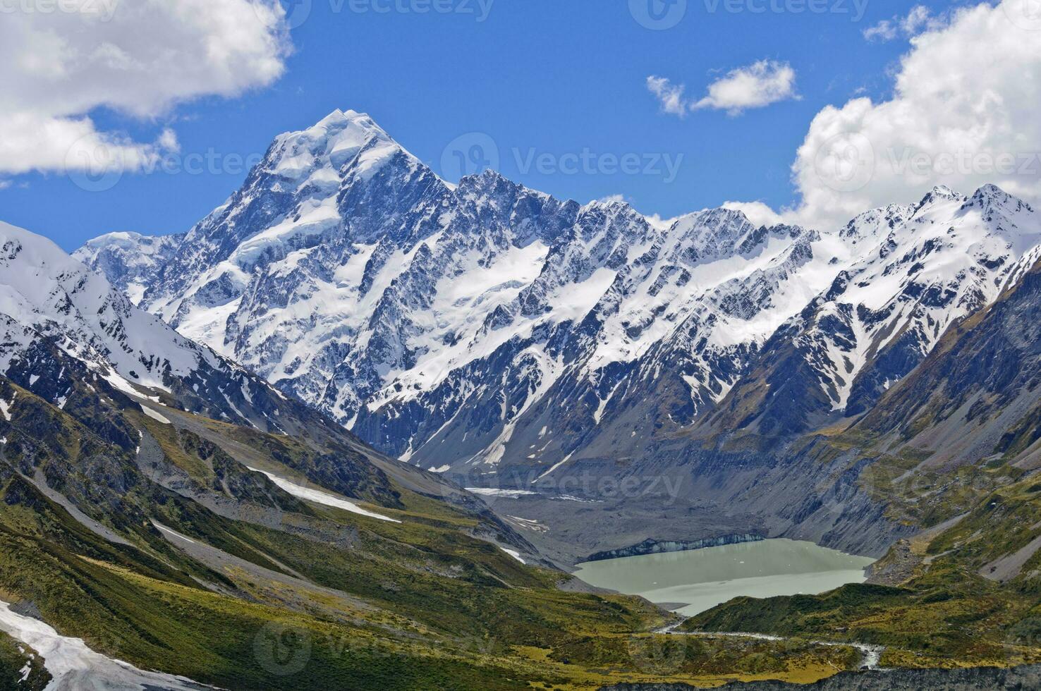 dramático pico acima uma glacial vale foto