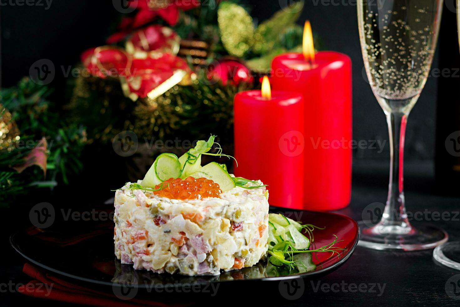 Natal mesa contexto. tradicional russo salada olivier. Novo ano salada. festivo salada. foto