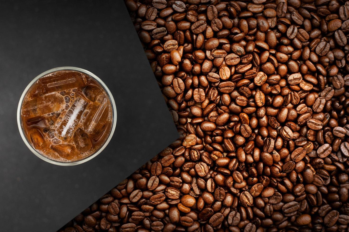 xícara de café com grãos de café na mesa foto