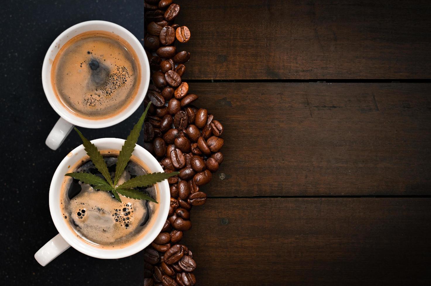 café cannabis com grãos de café na mesa em cima da mesa foto