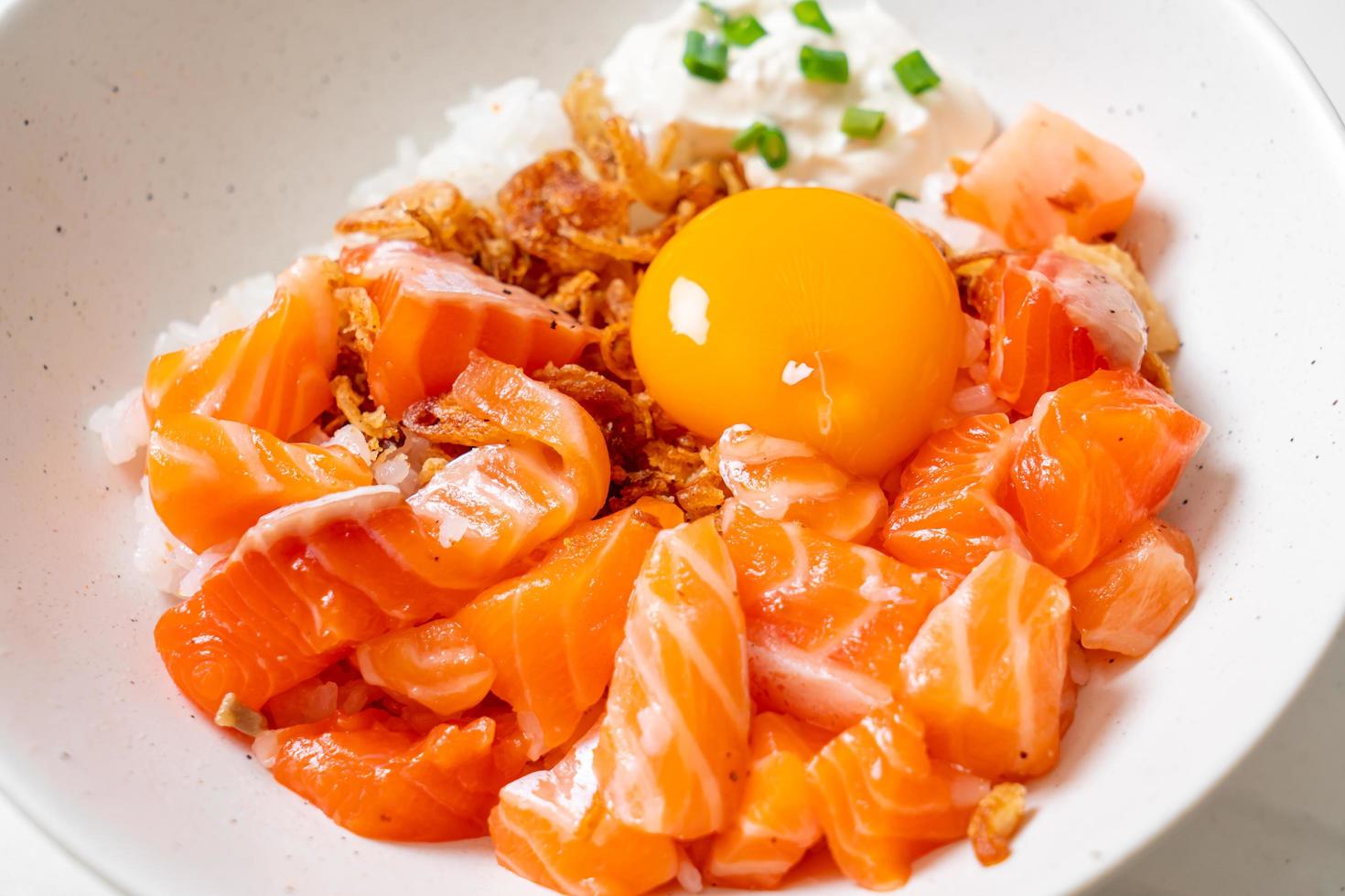 arroz japonês com salmão fresco cru e ovo foto