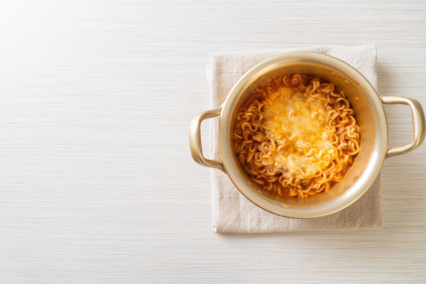 macarrão instantâneo picante coreano com queijo foto