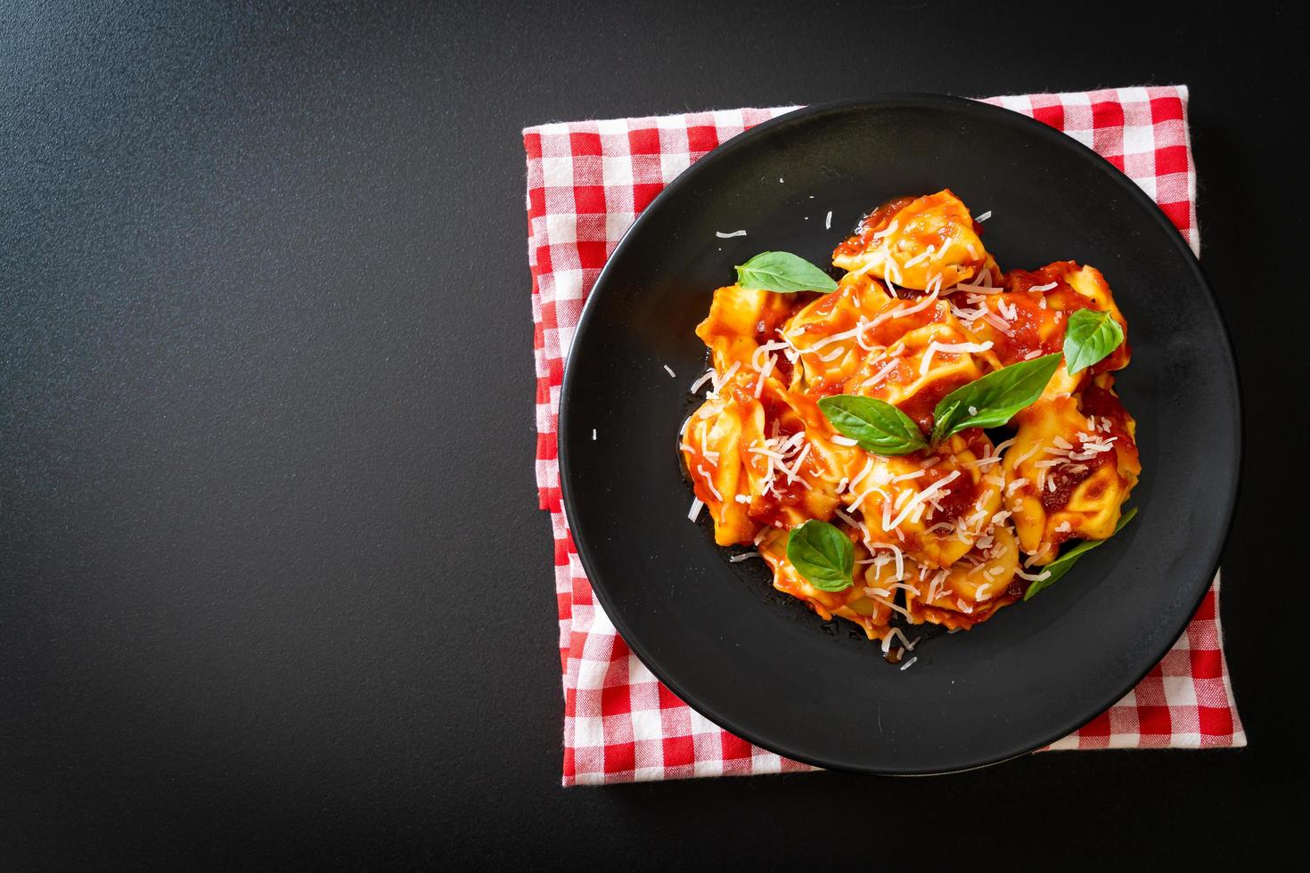 macarrão tortellini italiano com molho de tomate foto