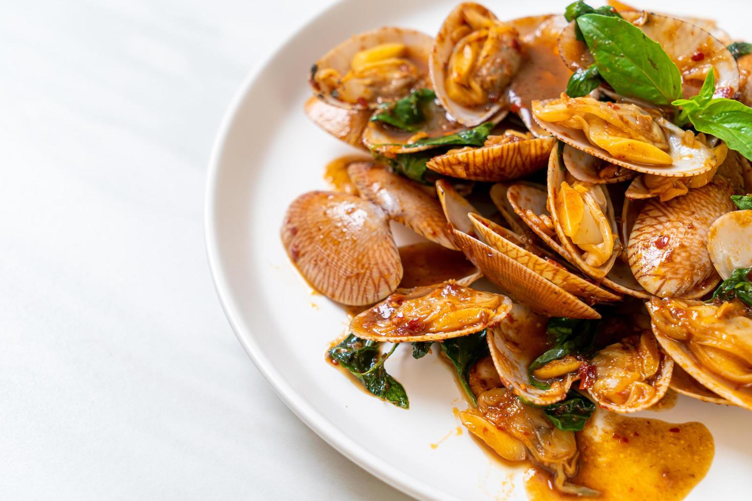 mexa amêijoas fritas com pasta de pimenta assada foto