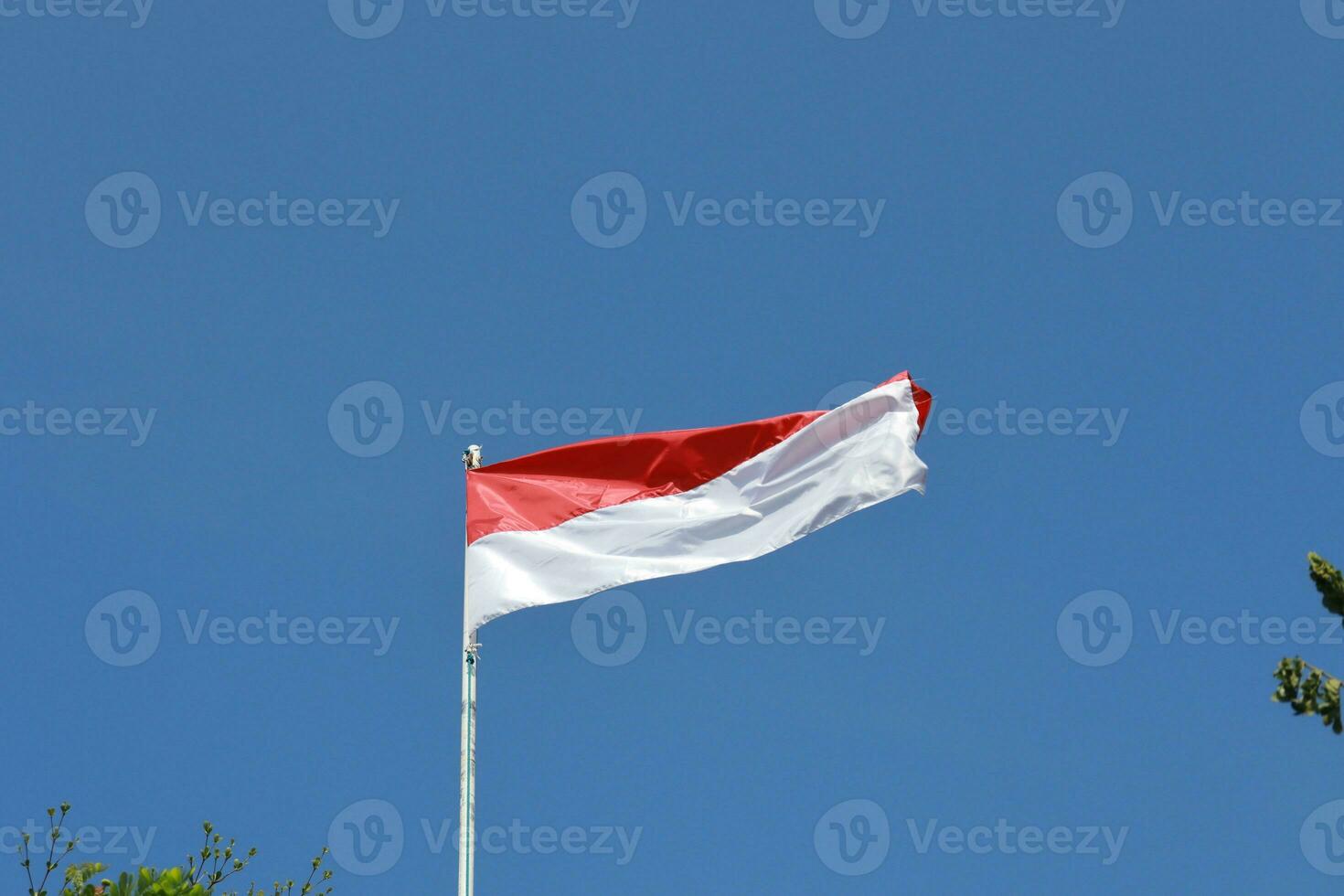 17 agosto 1945, indonésio bandeira contra céu fundo. independência dia conceito foto