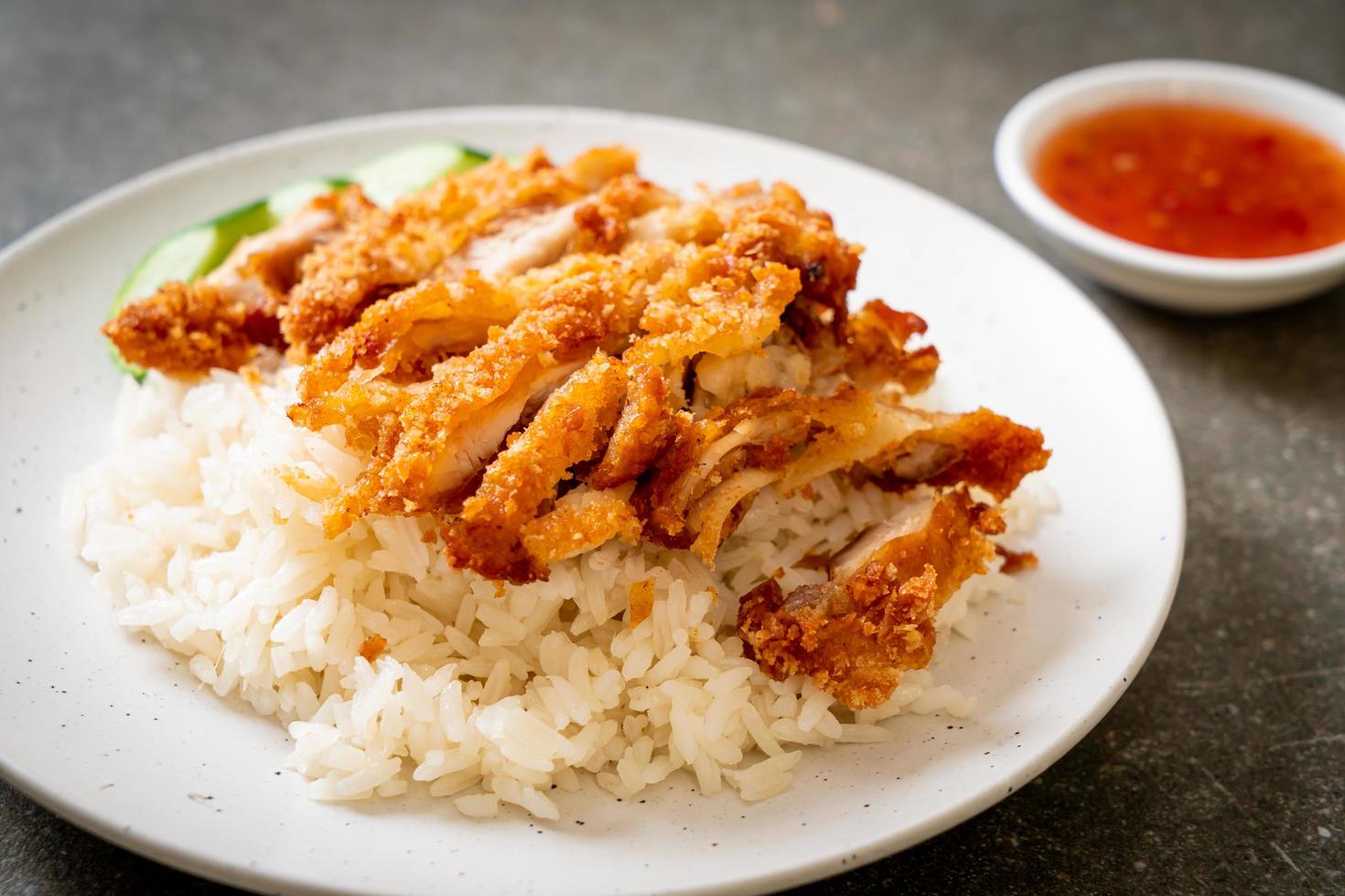 arroz de frango hainanese com frango frito foto