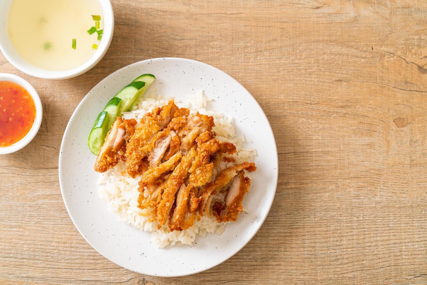 arroz de frango hainanese com frango frito foto