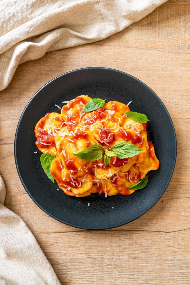 ravioli com molho de tomate e manjericão foto