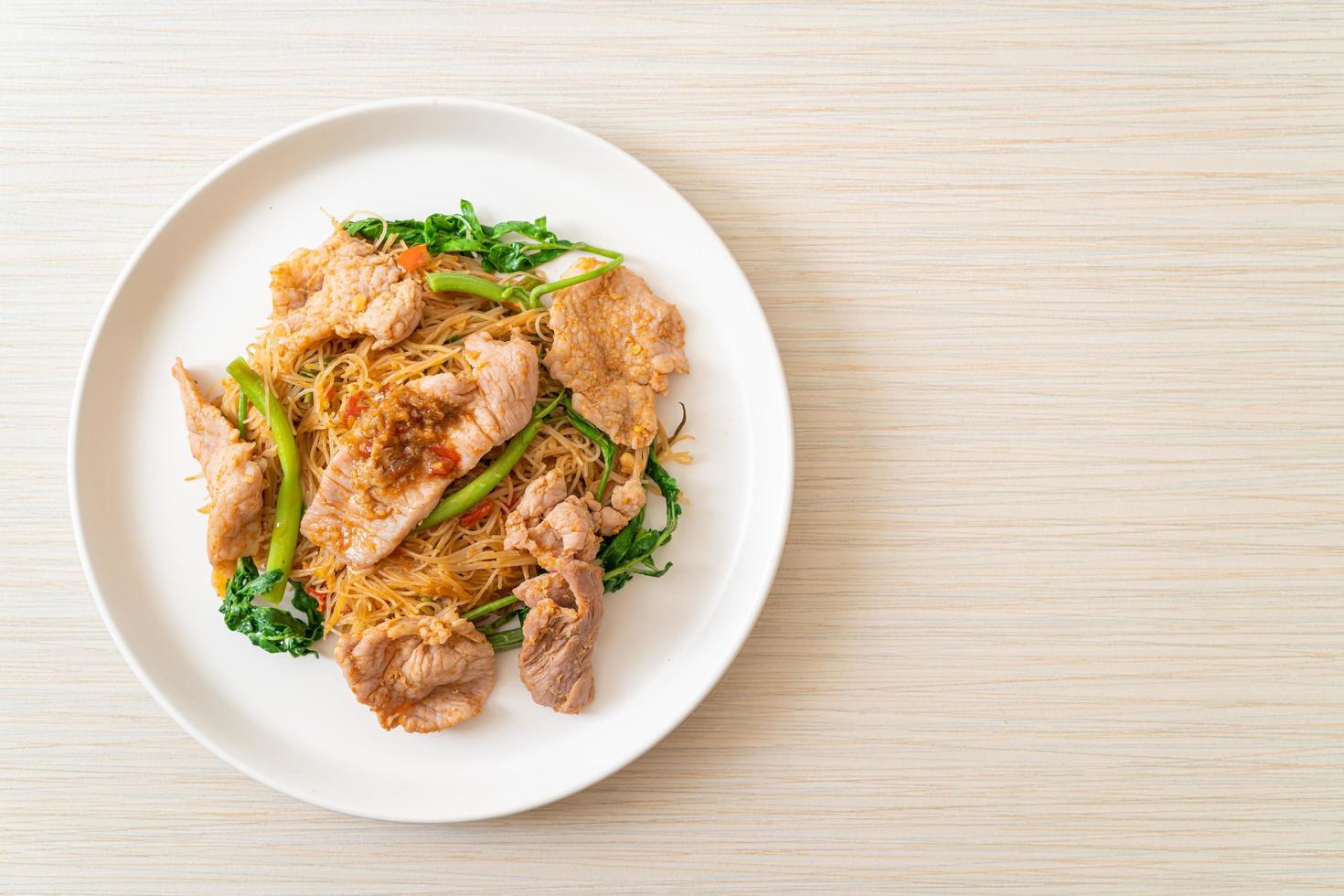 Aletria de arroz frito e água mimosa com carne de porco foto