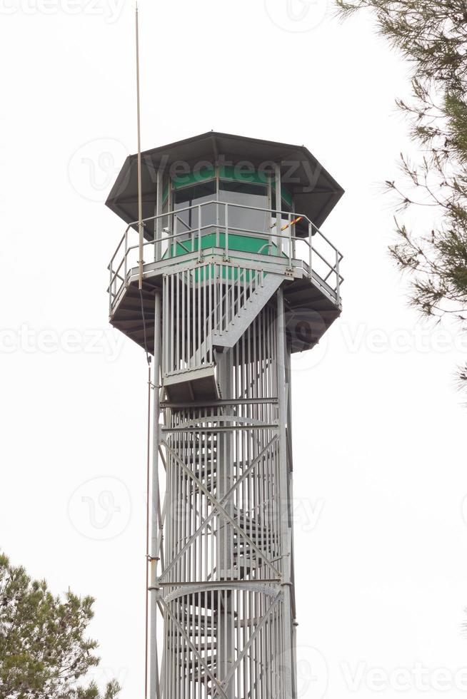 torre de vigia de incêndio com guarda na cabine foto