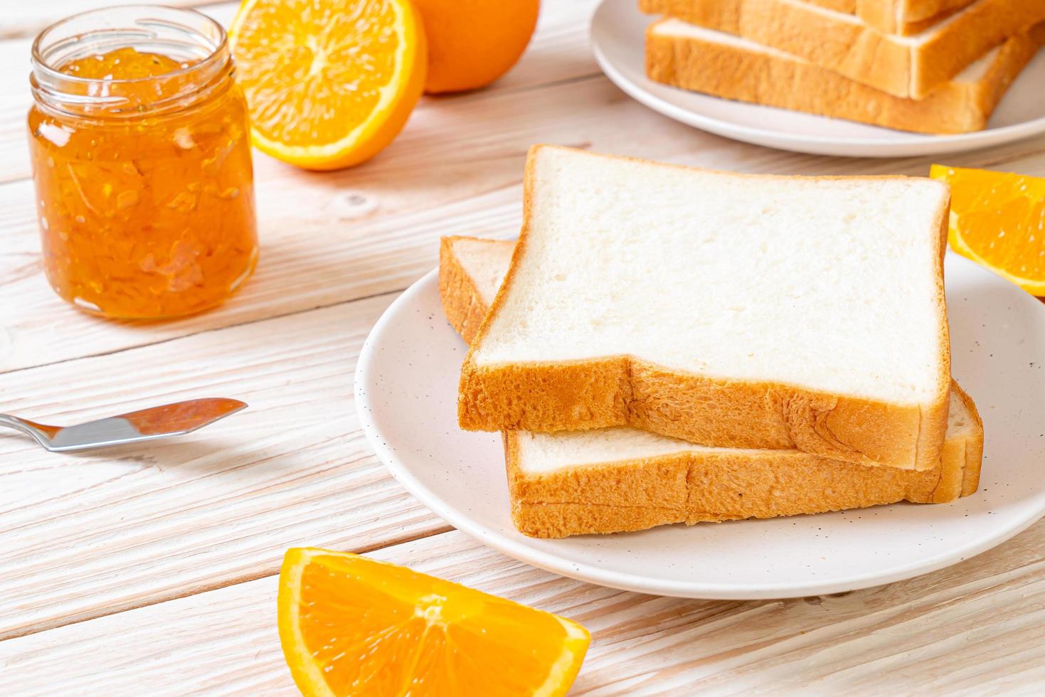 fatias de pão com geléia de laranja foto