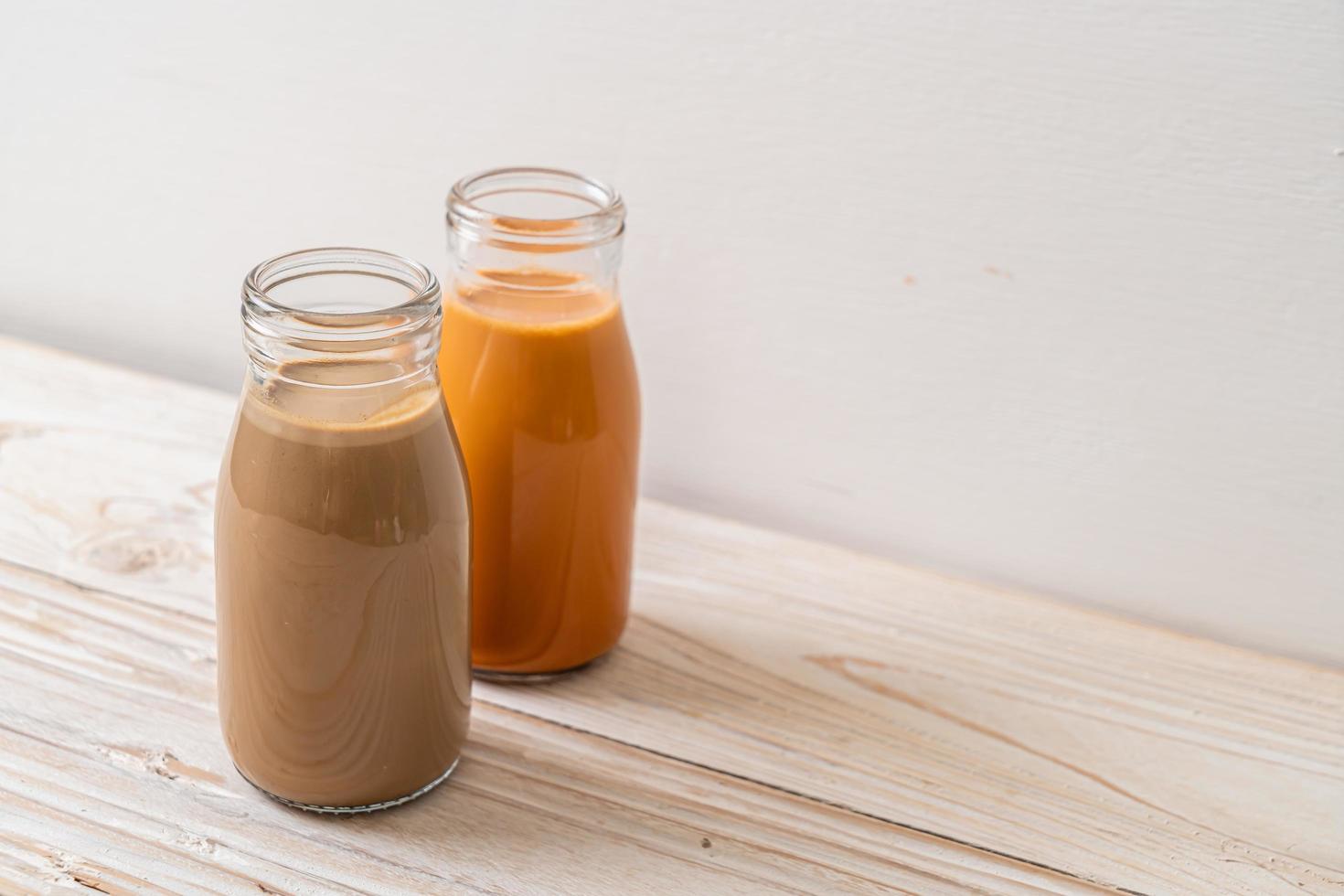 chá com leite tailandês e café com leite em garrafa foto