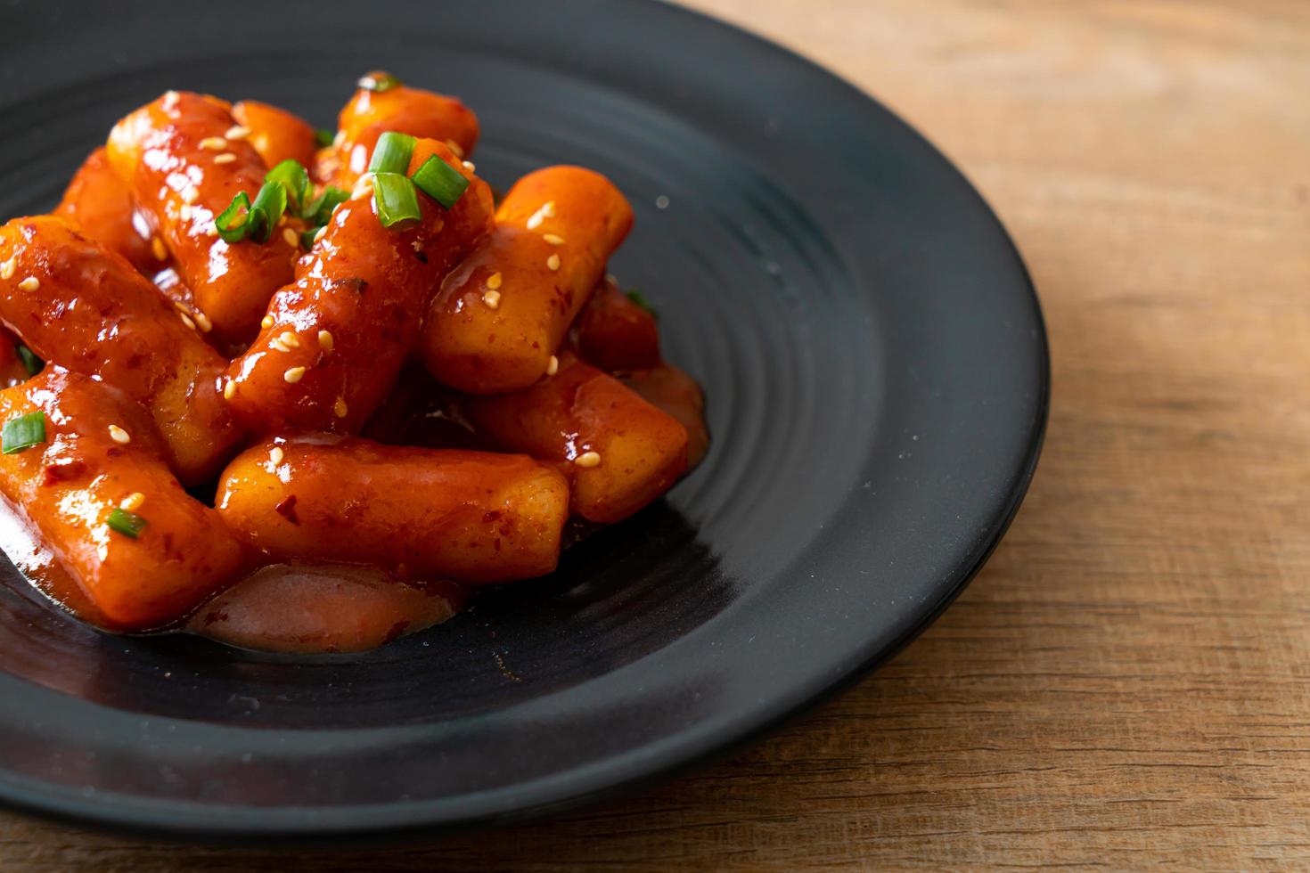 torta de bolo de arroz coreano com molho picante - tteokbokki foto