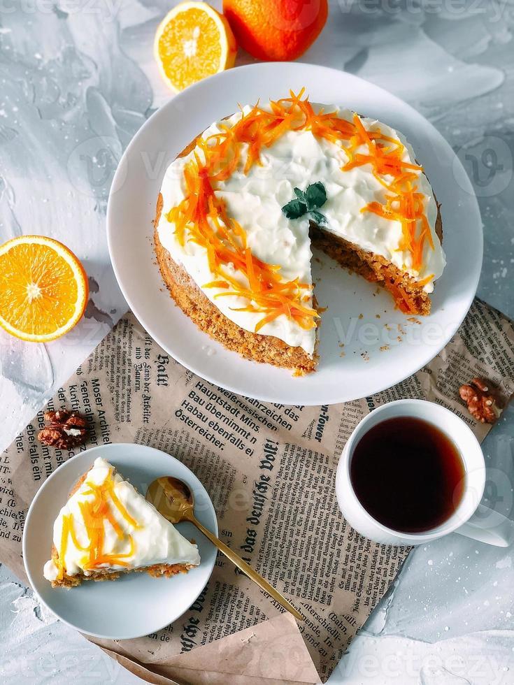 bolo de cenoura. Bolo caseiro úmido e doce com cenoura ralada. foto