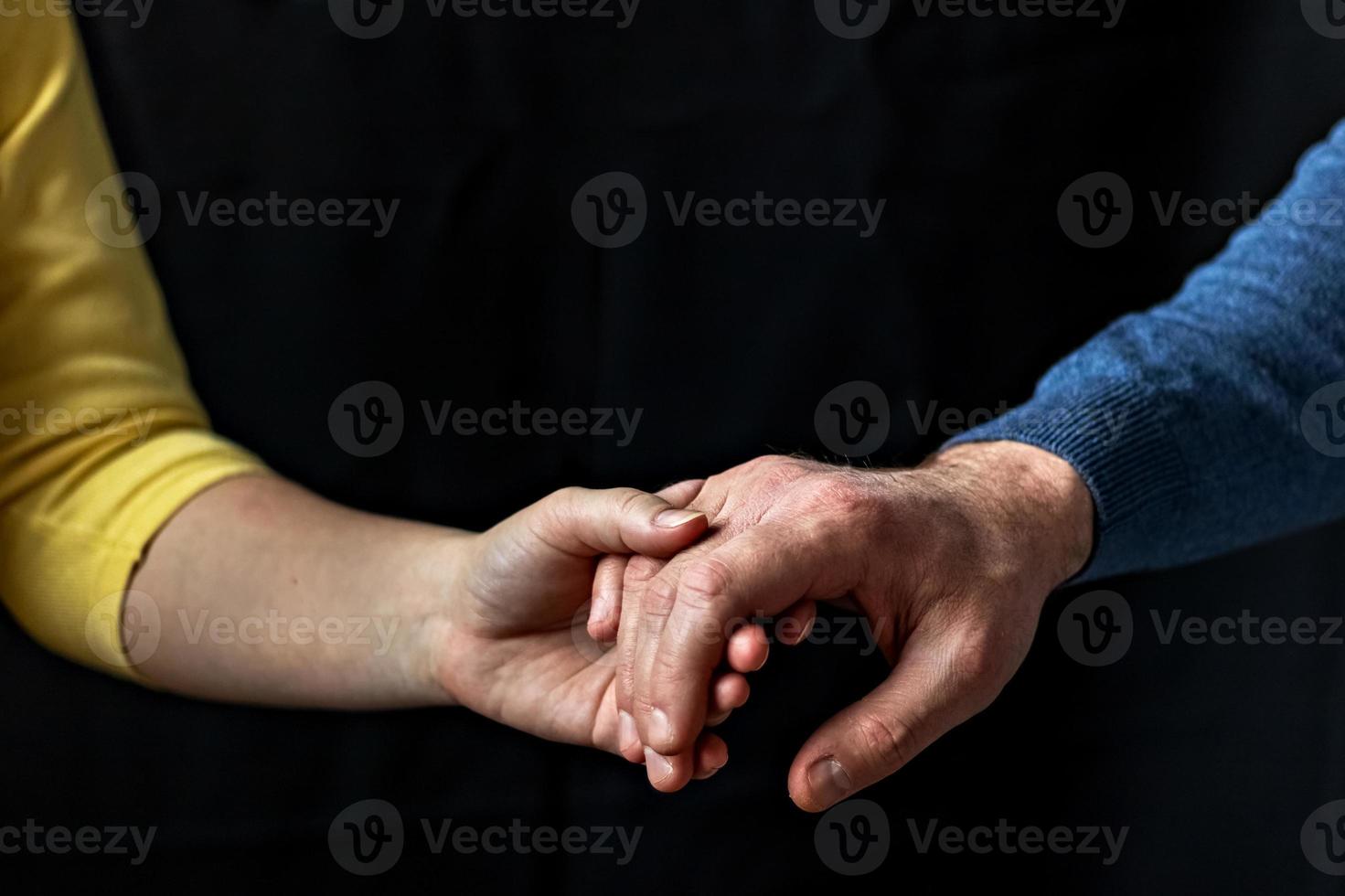 jovem casal de mãos dadas, mostrando amor e carinho, marido e mulher são ternamente unidos, mostrando apoio e compreensão foto