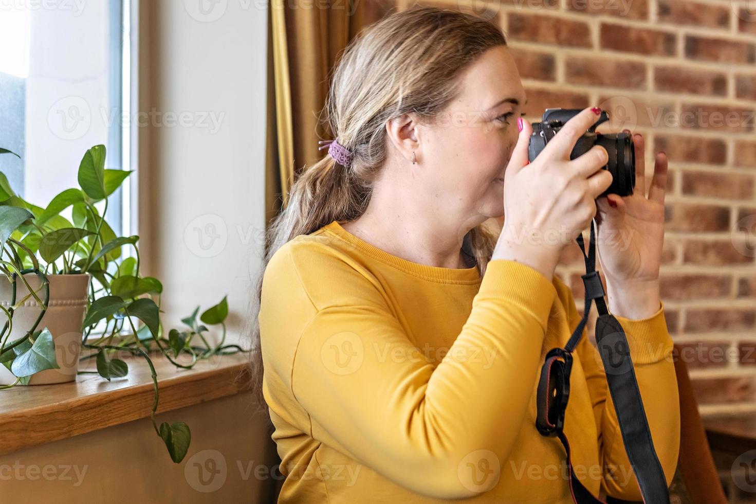 mulher de close-up com uma câmera nas mãos tirando fotos