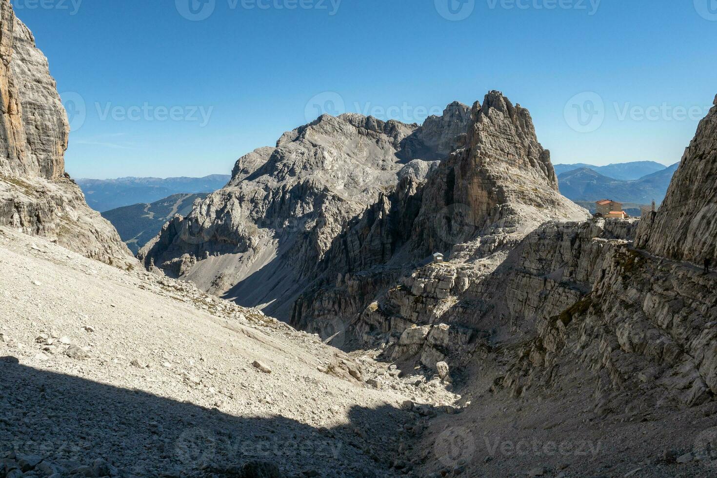 montanha picos dentro a dolomites Alpes. lindo natureza do Itália. chalé pedrotti. foto