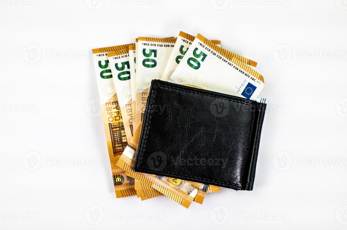 notas de 50 euros em forma de leque com carteiras foto