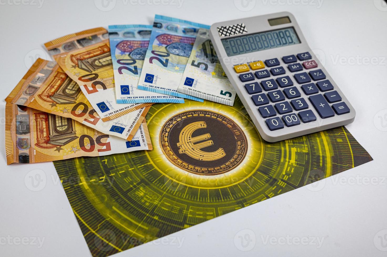 50 20 notas de 5 euros com o símbolo do euro foto