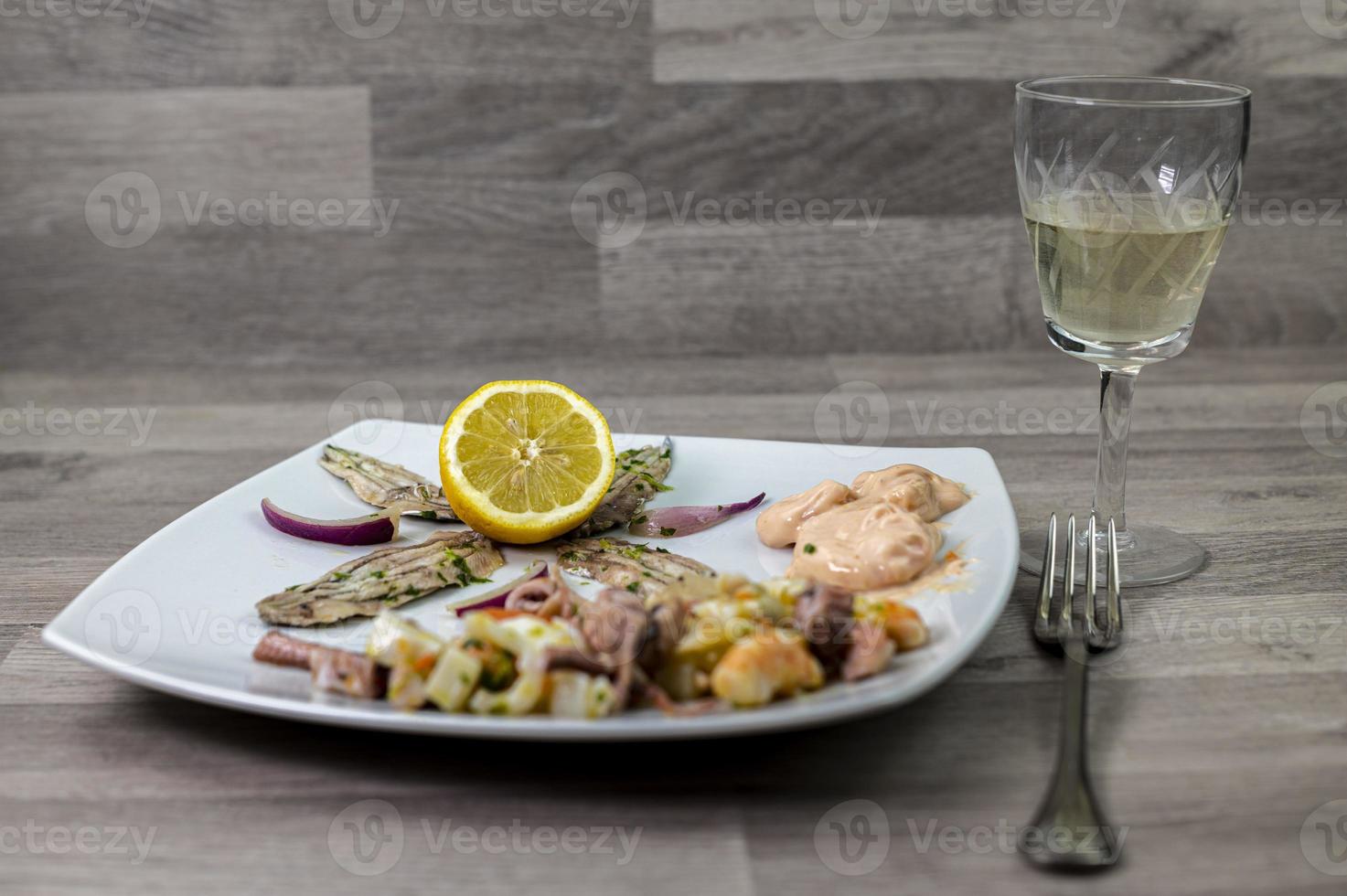 aperitivo com frutos do mar e vinho foto