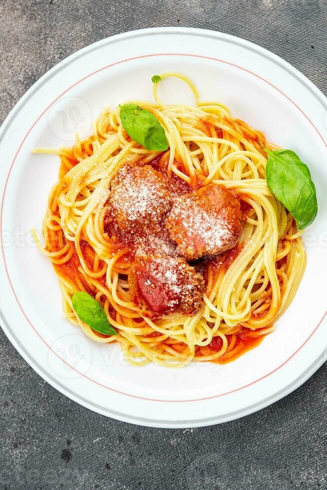 massa almôndega espaguete tomate molho Grato parmesão queijo prato refeição Comida lanche em a mesa cópia de espaço Comida fundo rústico topo Visão foto