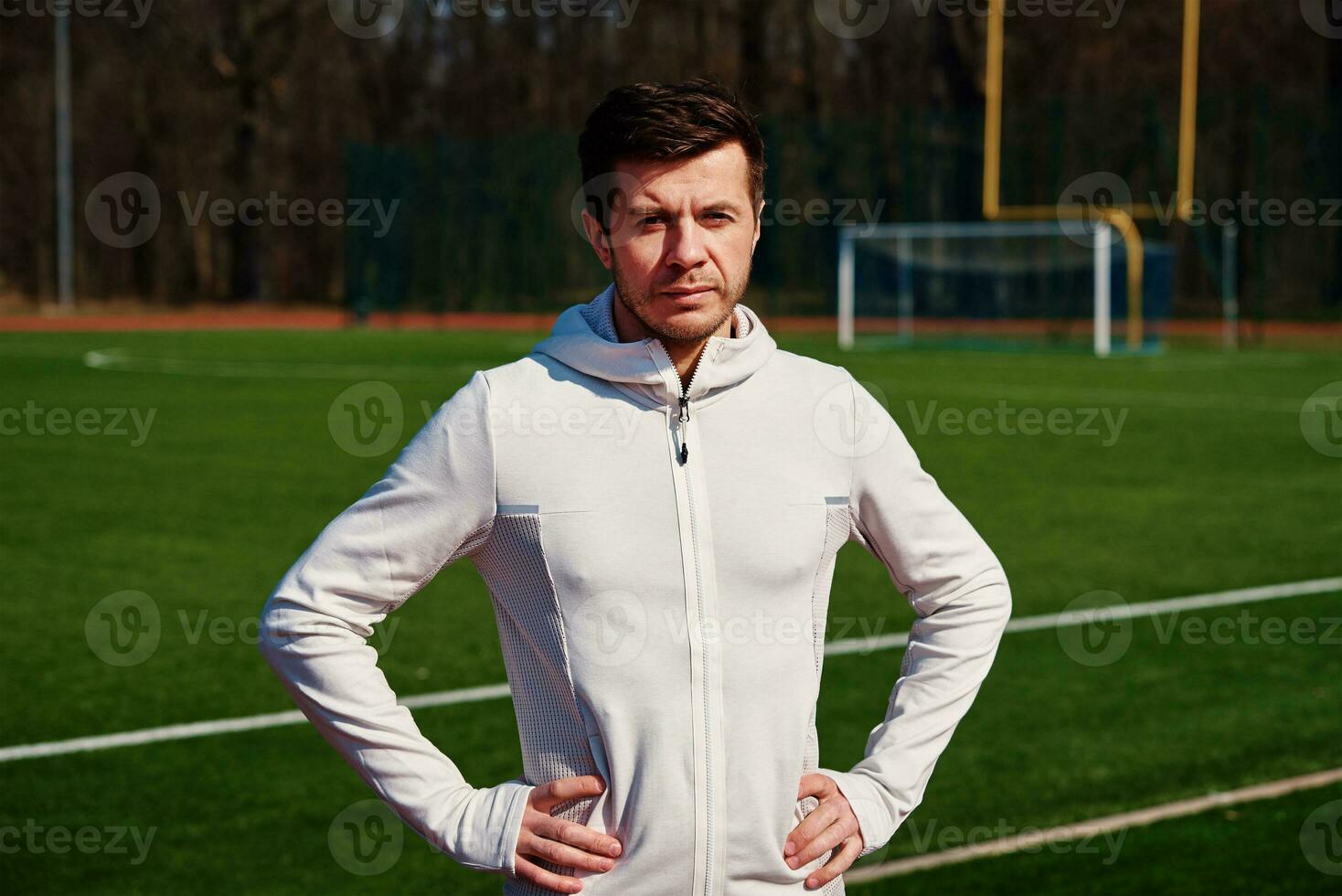 retrato do homem preparando para ginástica às estádio rastrear foto