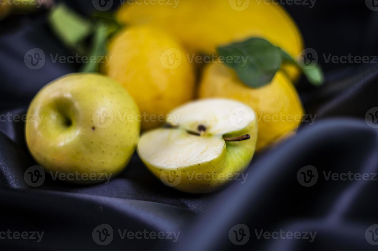 fruta amarela em um fundo preto foto