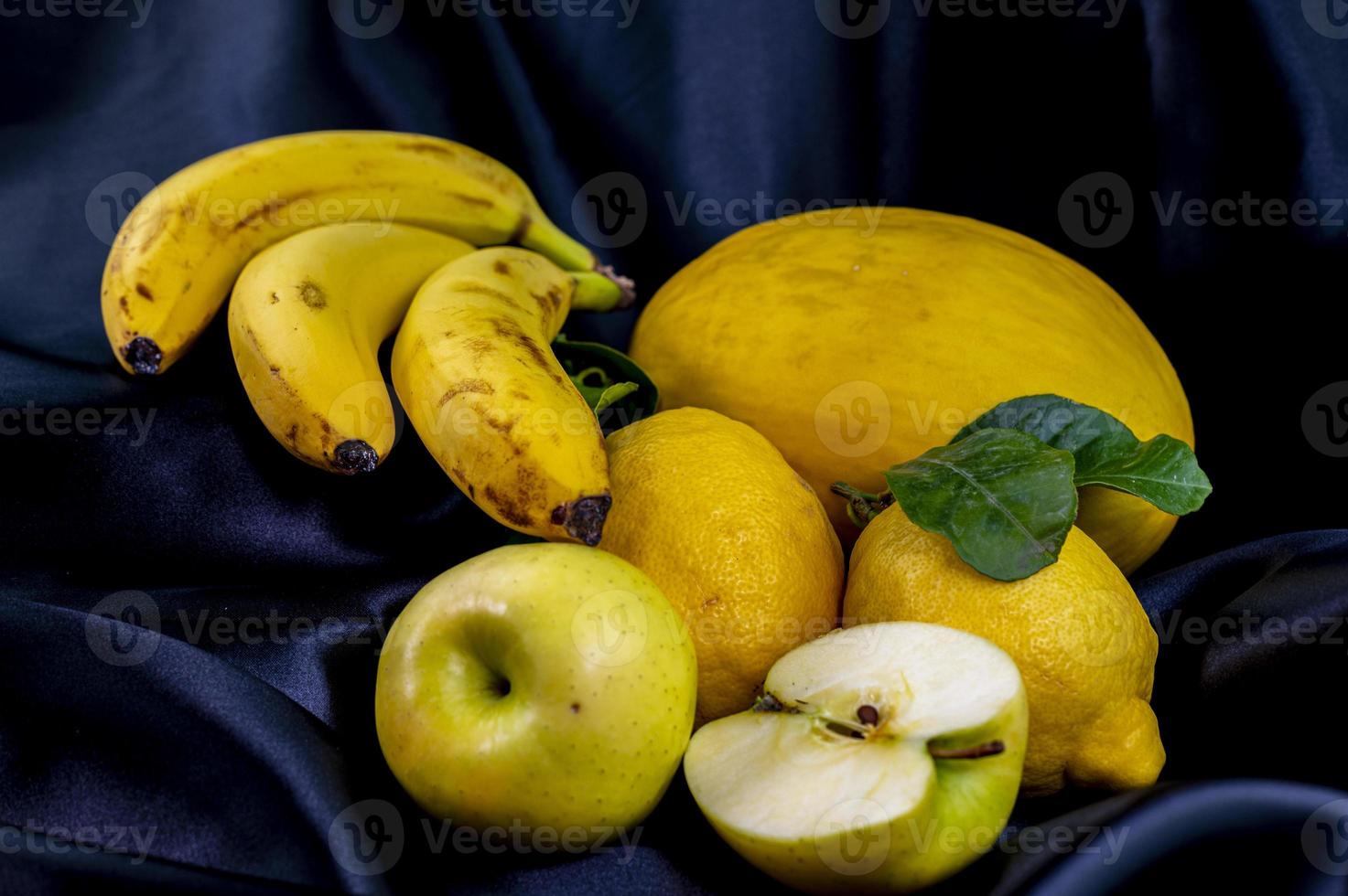 fruta amarela em um fundo preto foto