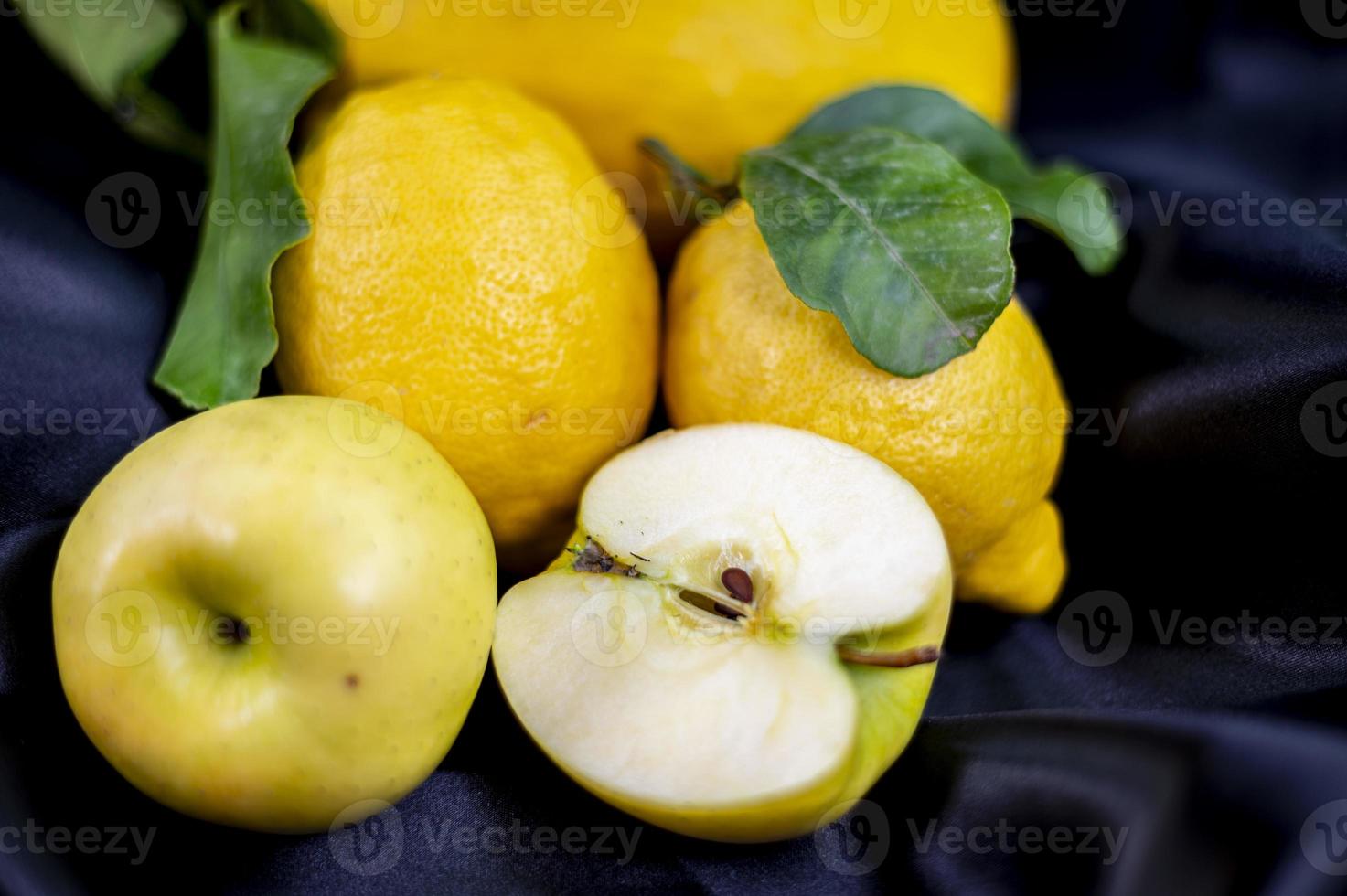 fruta amarela em um fundo preto foto