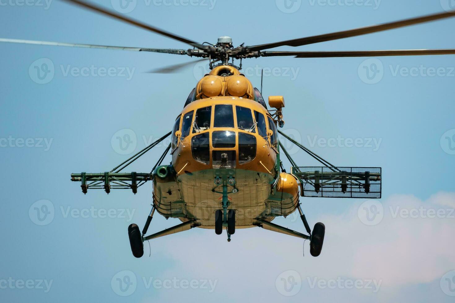 sem título militares helicóptero às ar base. ar força e exército voar transporte. aviação e helicóptero. transporte e transporte aéreo. militares indústria. mosca e vôo. foto