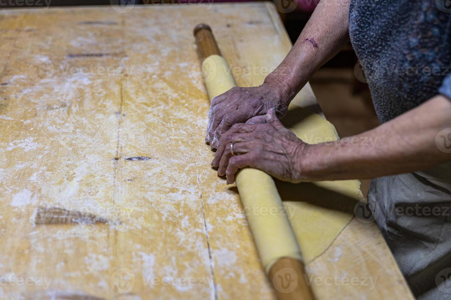 detalhe estenda a massa com um rolo de massa foto