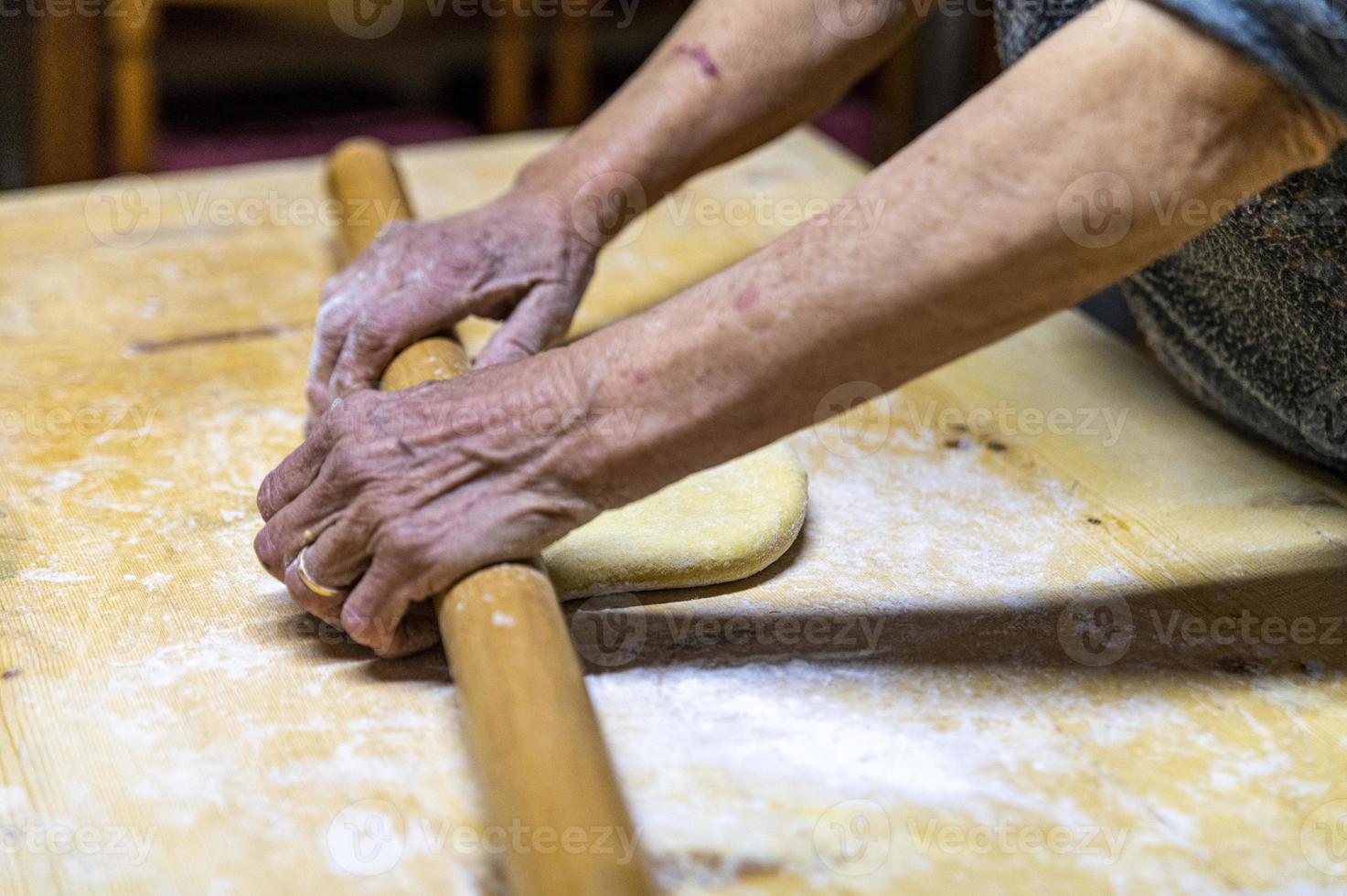 detalhe estenda a massa com um rolo de massa foto