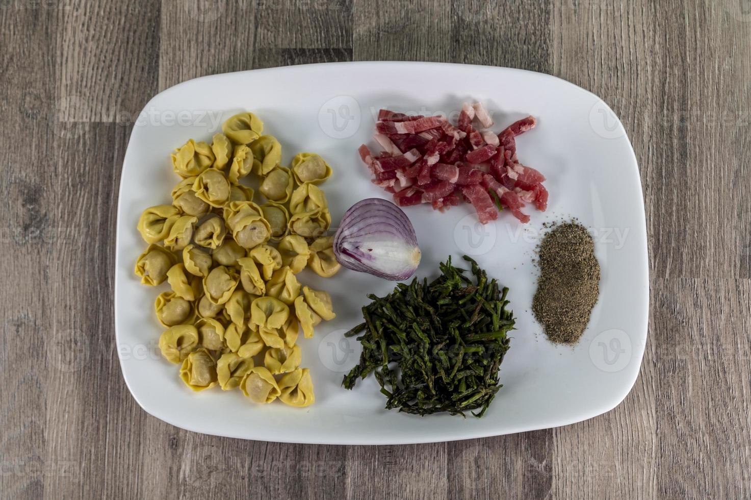 ingradients para cappelletti, bacon e aspargos foto