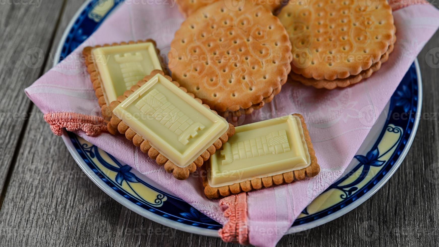 combinação de comida com biscoitos foto