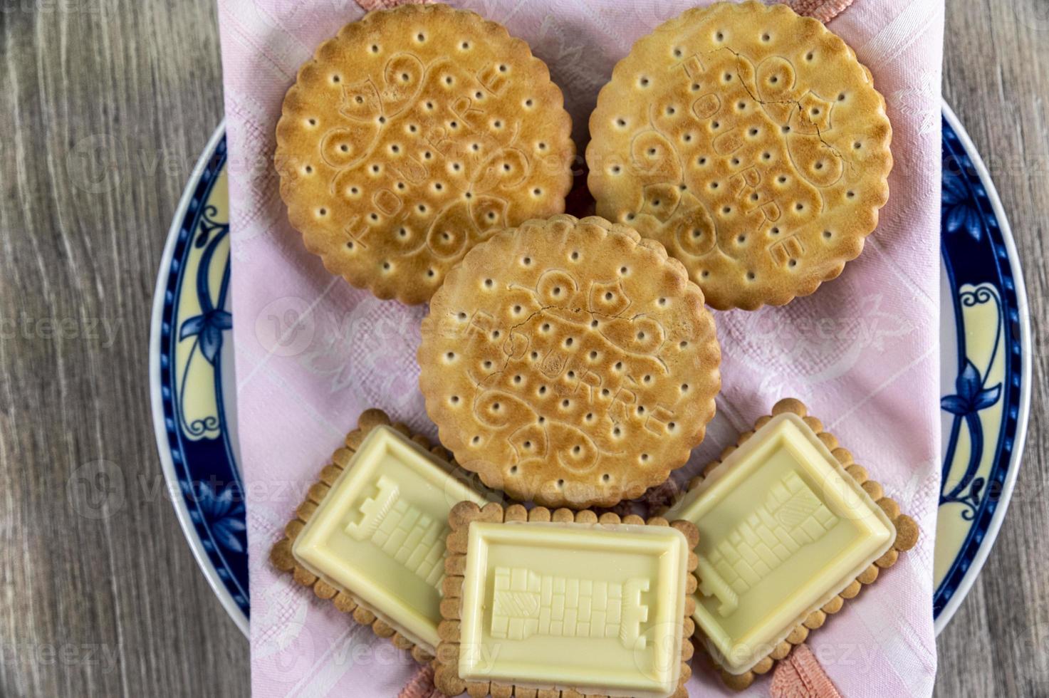 combinação de comida com biscoitos foto