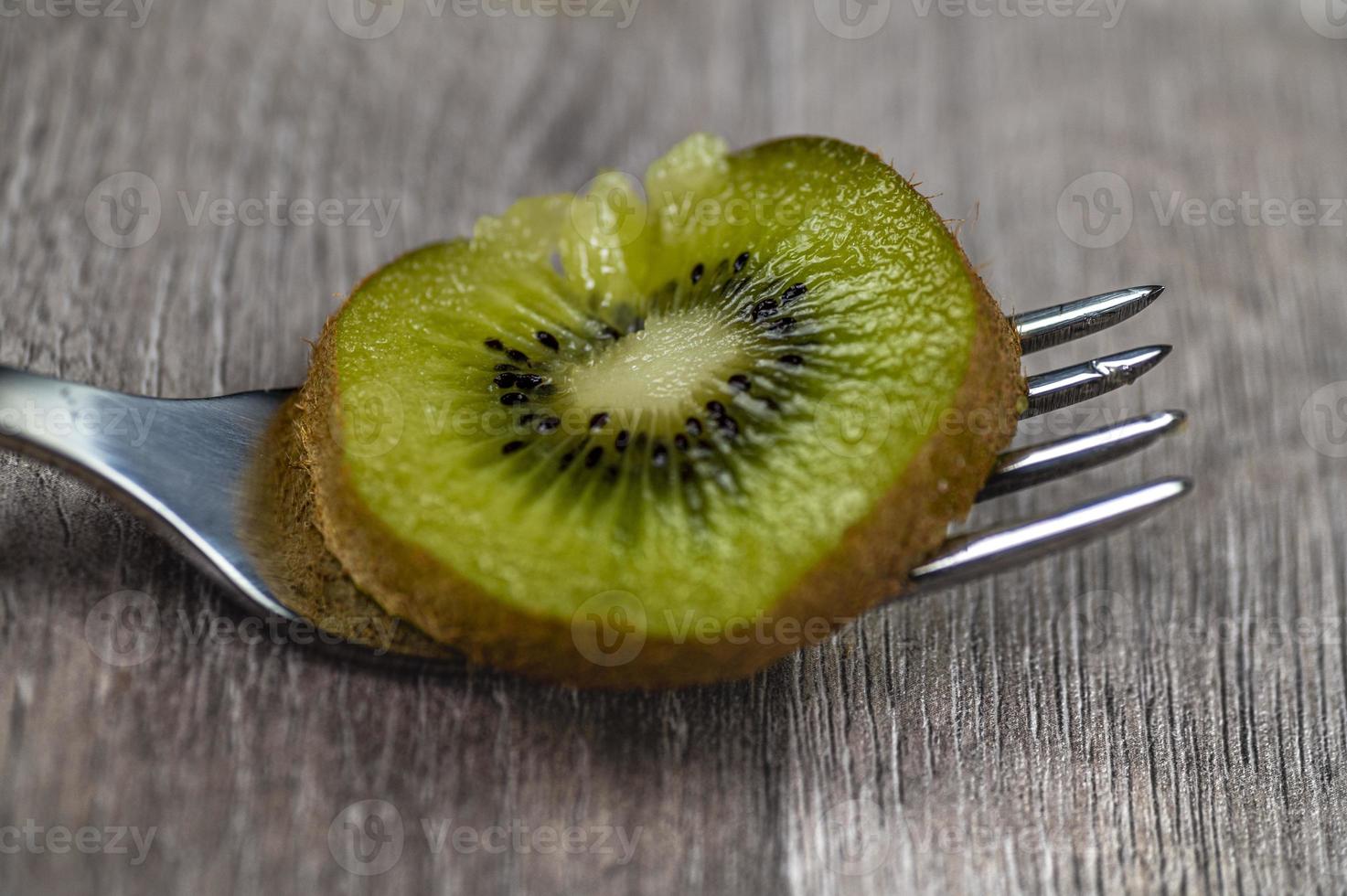 composição com kiwi e garfos foto