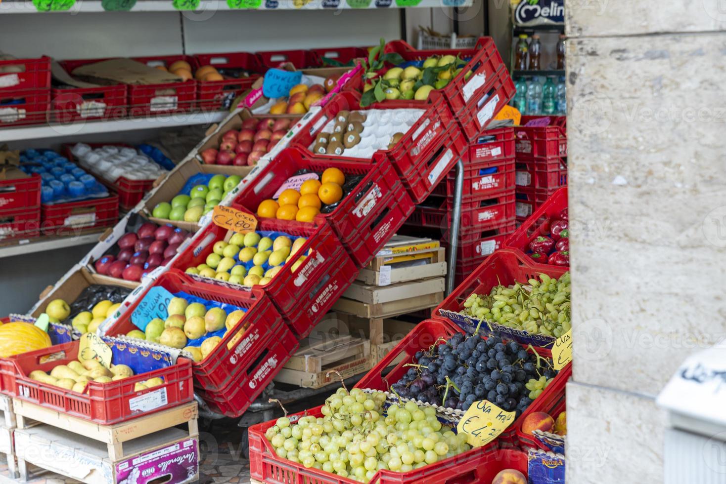 frutas expostas à venda em uma mercearia foto
