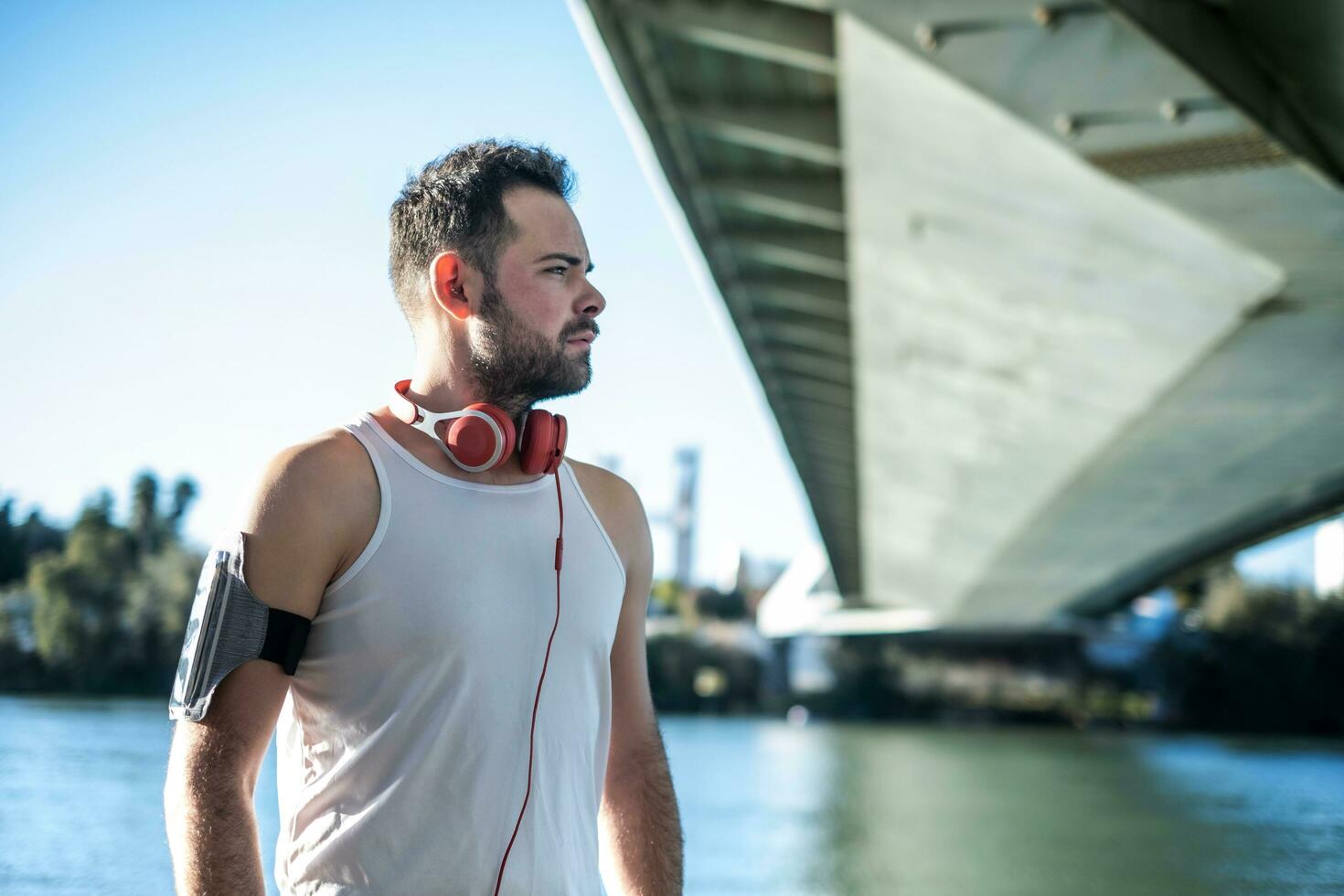 homem jogando Esportes e ouvindo para música com fones de ouvido foto