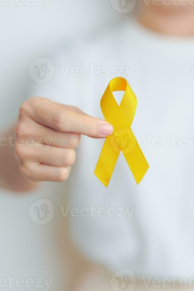 setembro amarelo, dia de prevenção do suicídio, infância, sarcoma, mês de conscientização do câncer de osso e bexiga, fita amarela para apoiar a vida e a doença das pessoas. conceito de saúde e dia mundial do câncer foto