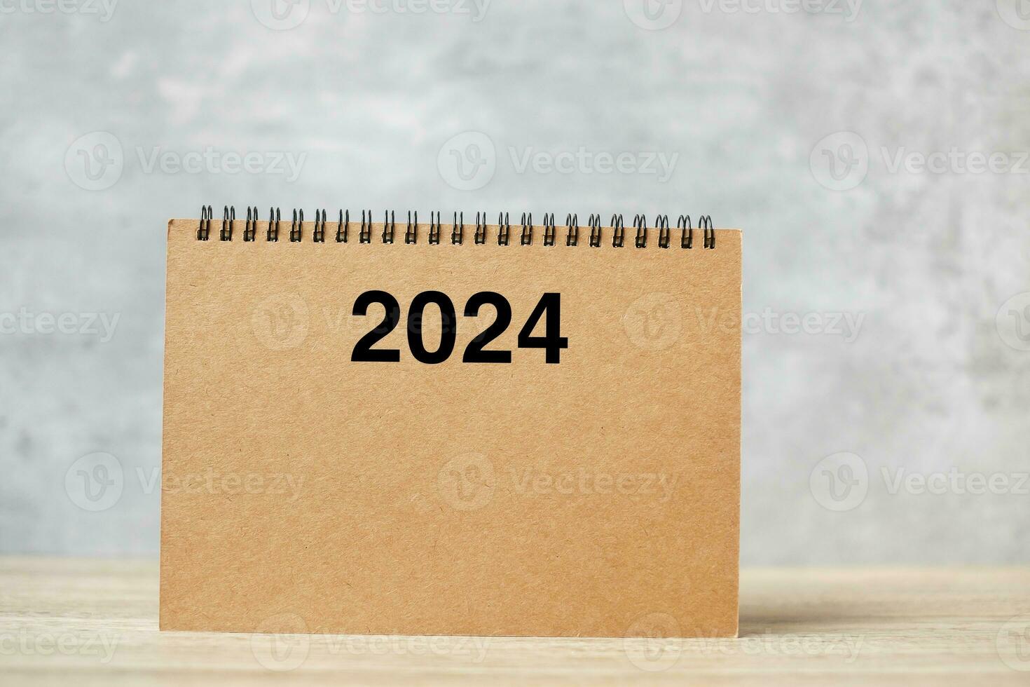 2024 feliz Novo ano calendário em mesa. contagem regressiva, resolução, metas, plano, açao e missão conceito foto