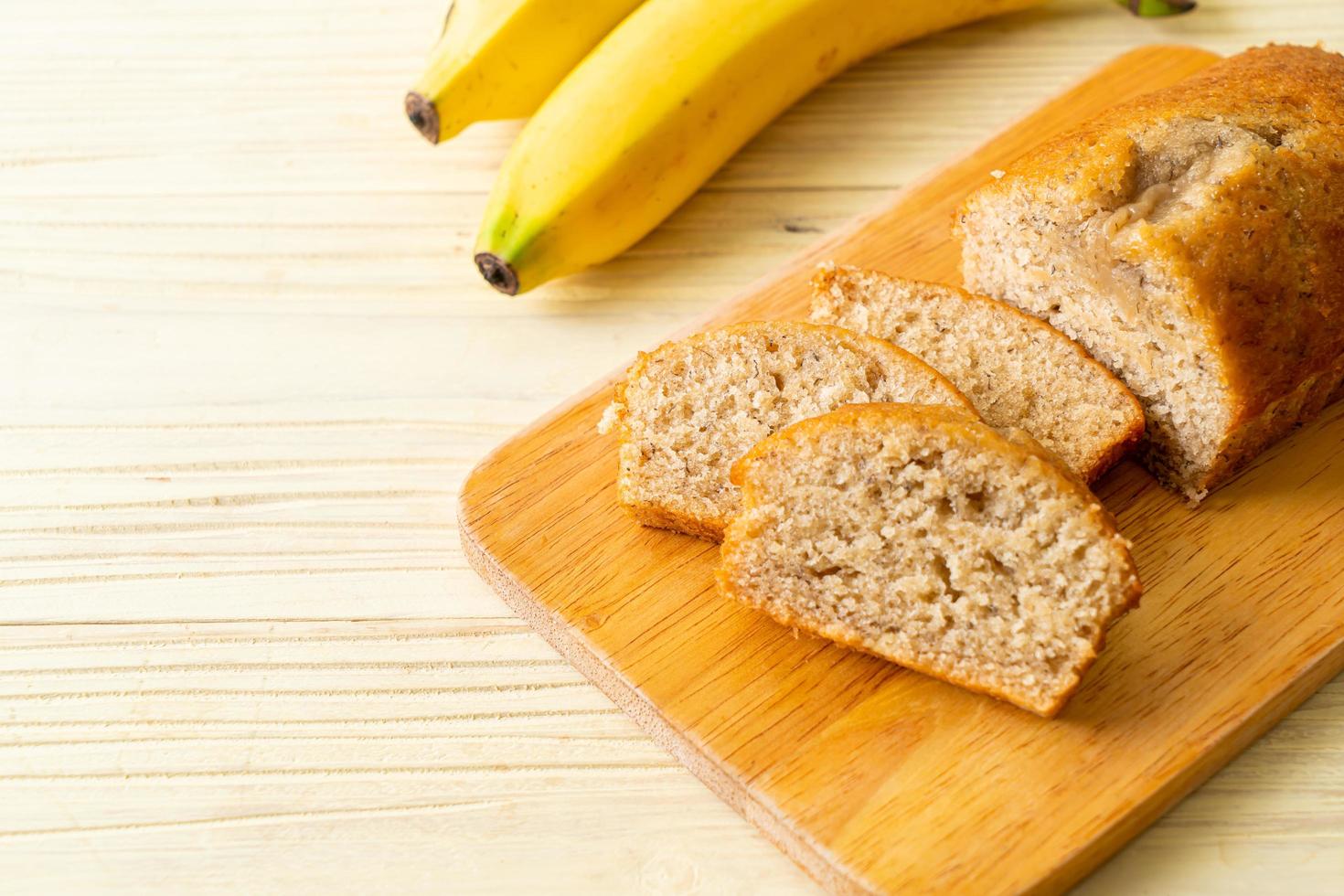 pão de banana caseiro fatiado foto