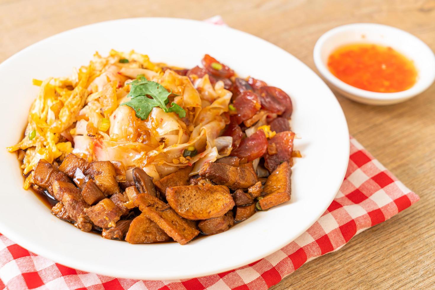 macarrão chinês de arroz cozido no vapor foto