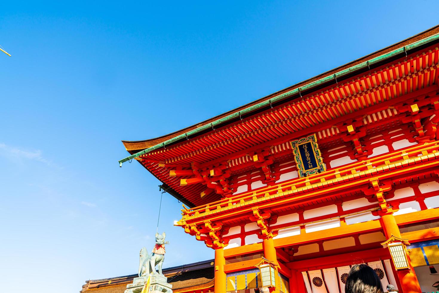 bela arquitetura no santuário fushimi inari em kyoto, japão. foto