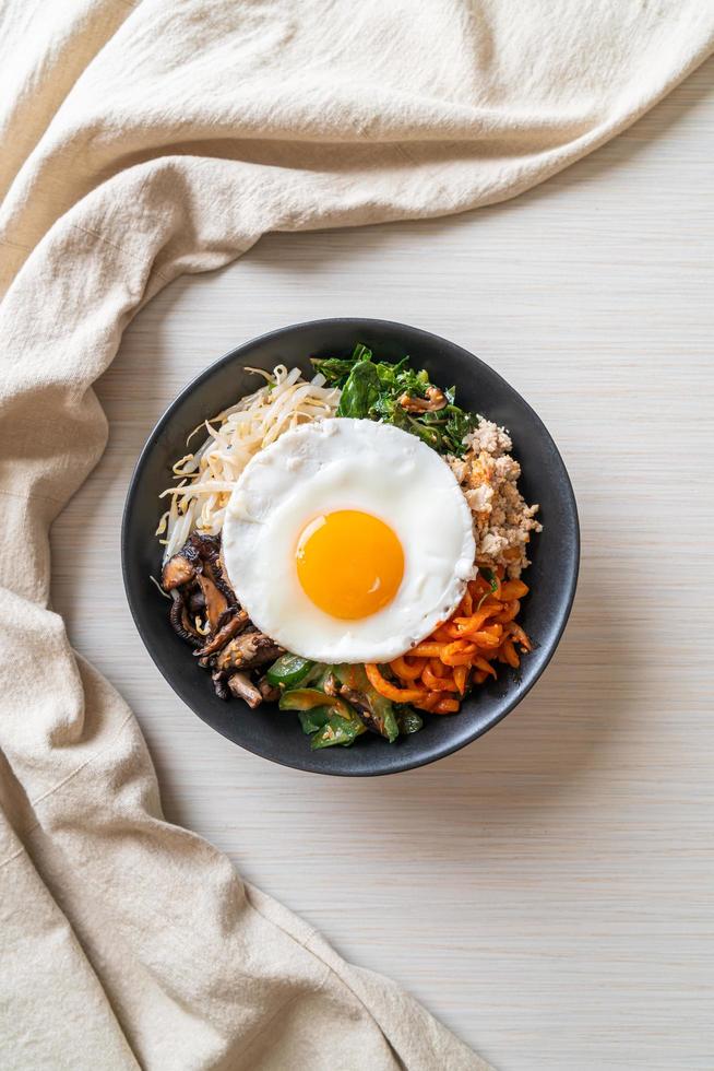 Salada picante coreana com arroz - comida tradicional coreana, bibimbap foto