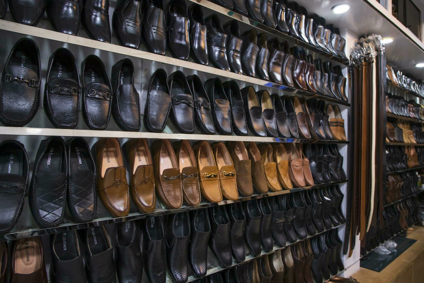 Dia 21 Julho 2023, daca, badda, notun bazar. espuma sapatos mostruário em varejo fazer compras prateleiras para venda dentro Bangladesh foto